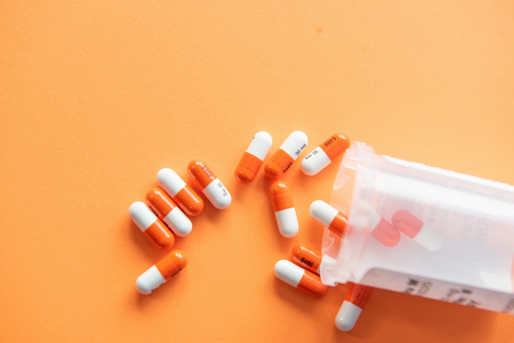 மருந்து ஒப்புதல் நேரங்கள் மற்றும் FDA திறன்: ஒழுங்குமுறை மற்றும் அணுகலை சமநிலைப்படுத்துதல்